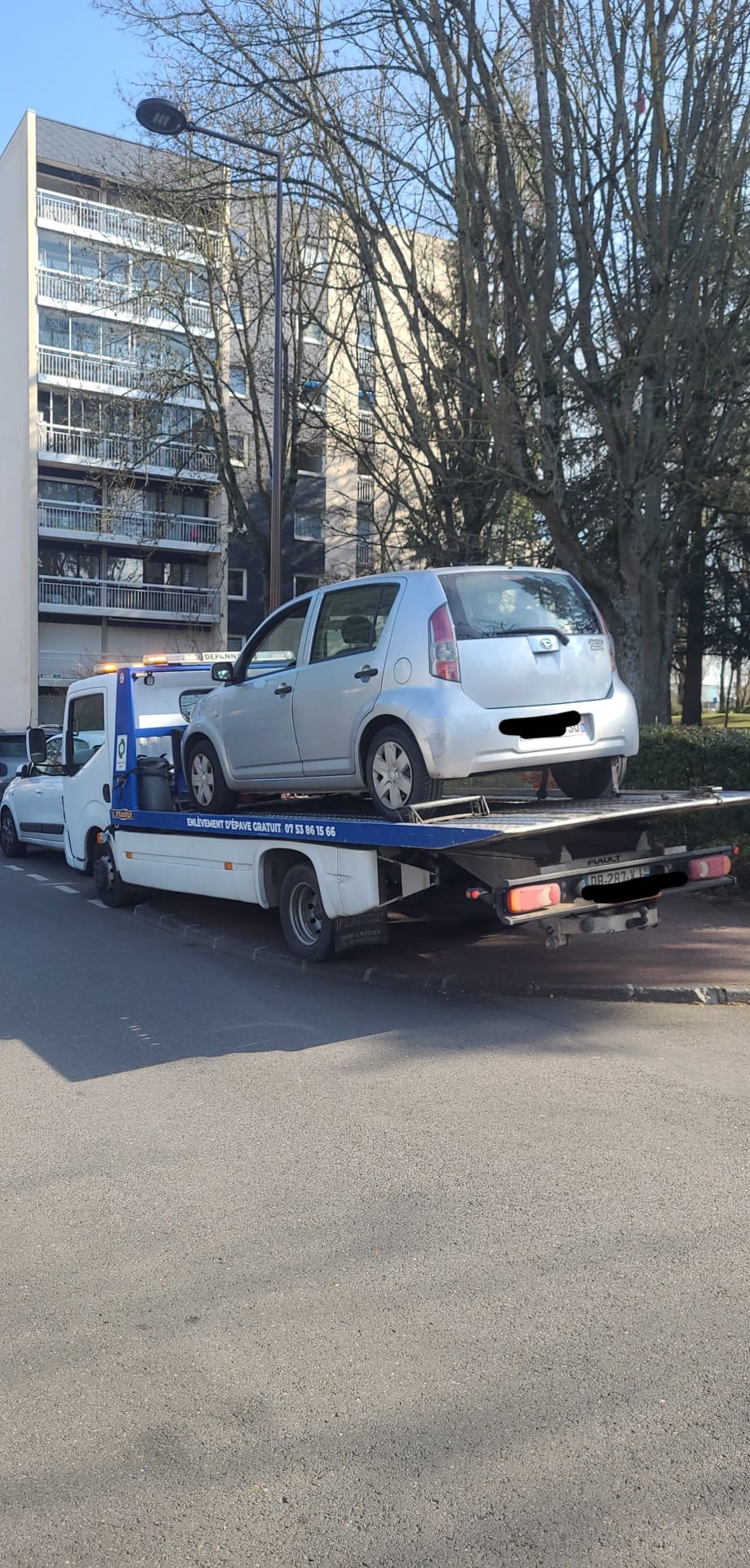 Véhicule chargé sur plateau