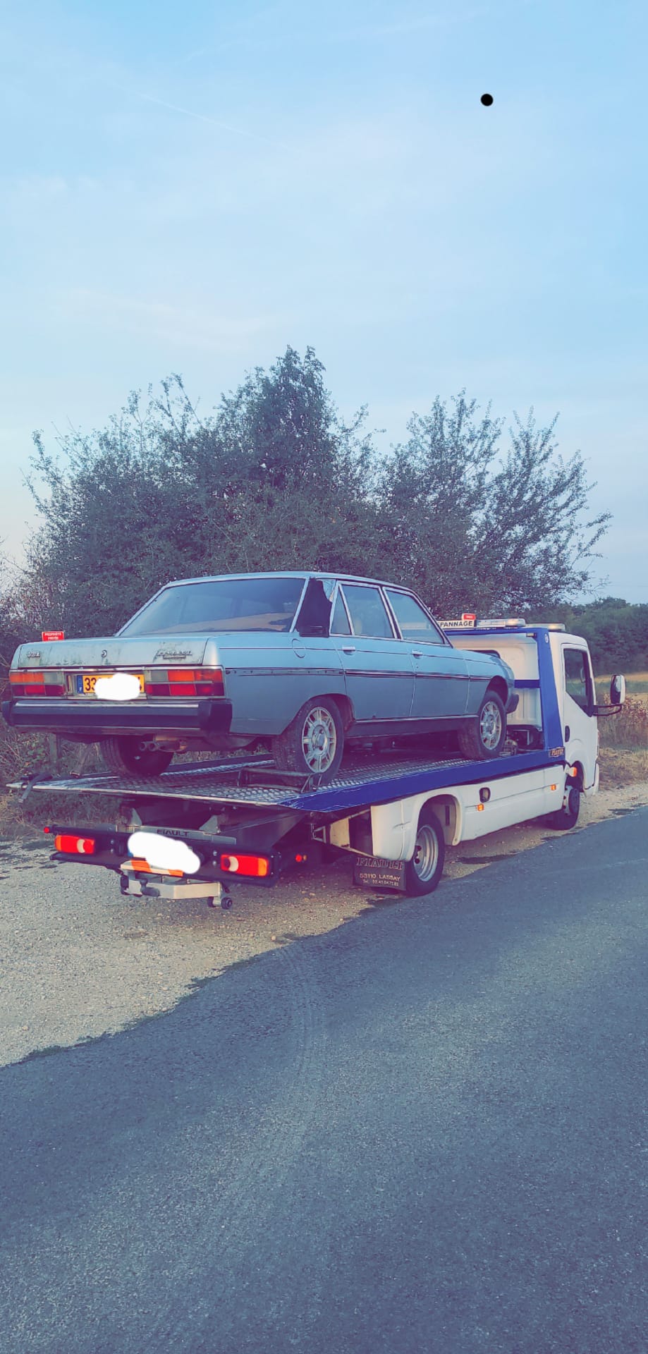 Véhicule ancien sur plateau